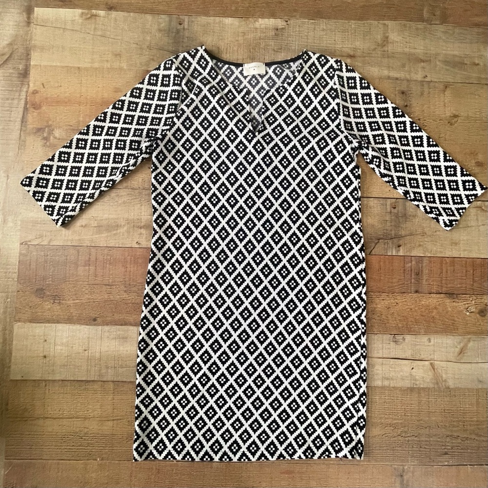 Everly 3/4 Sleeve Shift Dress Black White Geometric Print